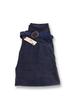 robe bleue en velours côtelé avec une ceinture et une étiquette