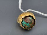 un pendentif ancien en or et turquoise, monté sur un cordon