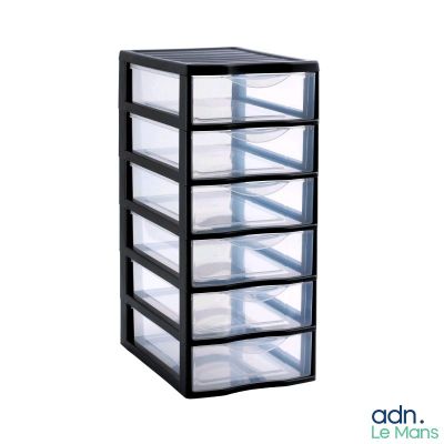 un gros plan sur une commode noire et transparente à quatre tiroirs