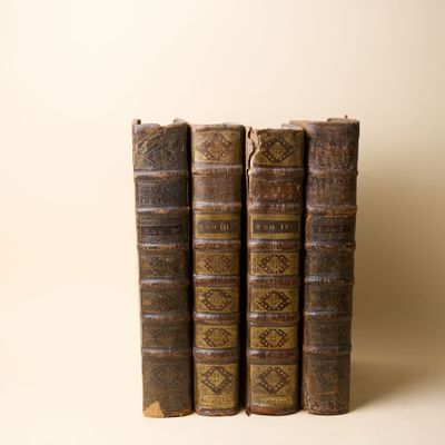 plusieurs vieux livres sont empilés sur une table