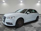 la voiture blanche est garée dans une grande pièce au sol en damier