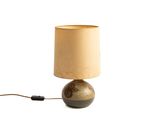 une lampe posée sur une table à côté d'une lampe