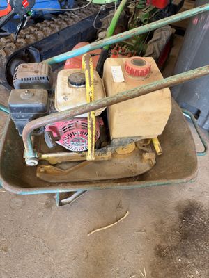 une brouette contenant des outils, dans un garage