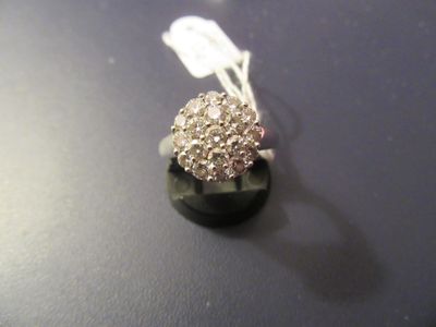 une bague ornée d'une fleur, posée sur une table