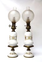 Paire de lampes en verre opalin à décor peint polychrome et … (photo 2)