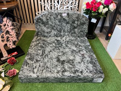 un canapé noir et blanc posé sur un tapis vert