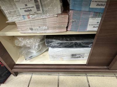 beaucoup de paquets de papier toilette sur l'étagère