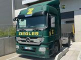 a truck that is parked in front of a building