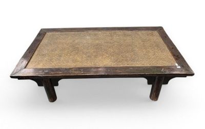 une photo d'une table basse avec un plateau marron et un piètement marron