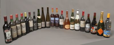 plusieurs bouteilles de vin alignées sur une table