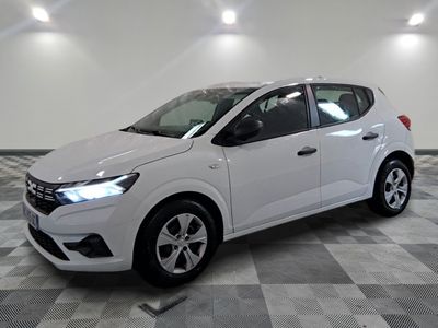 la voiture blanche est garée sur un sol en damier dans le garage