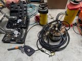 un grand nombre d'outils posés sur le sol
