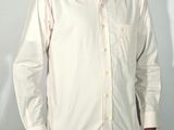 un homme en chemise blanche et en jean bleu