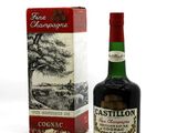 une image représentant une bouteille de vin posée à côté d'un carton de vin