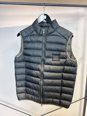 une photo d'un gilet suspendu à un portant dans un magasin