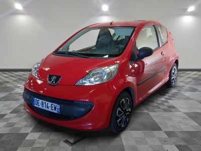 la photo d'une voiture rouge garée dans un garage