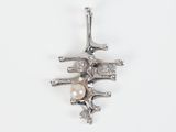 pendentif en argent sterling orné d'une perle et de diamants sur fond blanc