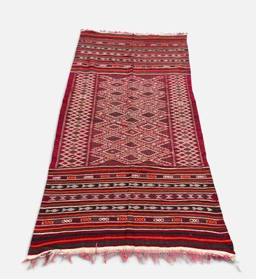 un gros plan d'un tapis rouge et noir sur fond blanc
