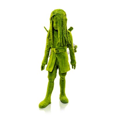 figurine représentant un homme aux cheveux longs, vêtu d'une tenue verte