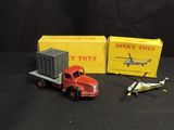 un camion miniature avec un hélicoptère et un hélicoptère à côté