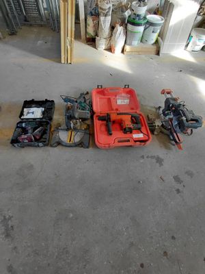 de nombreux outils qui traînent par terre dans le garage