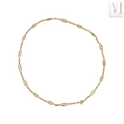 un bracelet en chaîne d'or muni d'un maillon et d'un fermoir