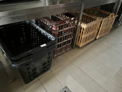 de nombreux paniers remplis de nourriture posés par terre dans la cuisine