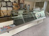 une vitrine en verre au milieu d'un magasin