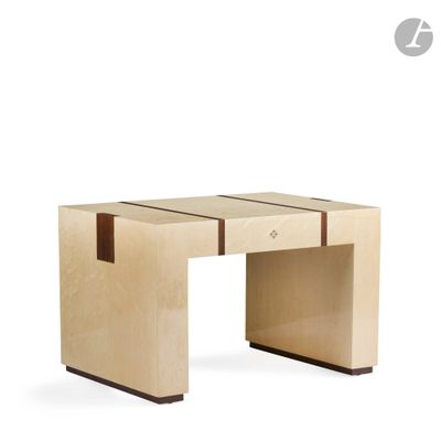 l'image d'une table en bois surmontée de deux tiroirs