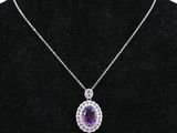 un collier orné d'un améthyste et d'une topaze blanche