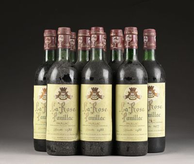 six bouteilles de vin sont alignées dans une rangée