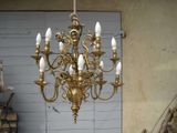 un lustre en or suspendu au plafond d'une pièce