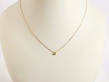 gros plan d'un mannequin portant un collier