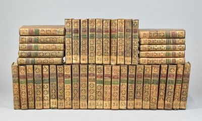 les livres sont empilés les uns sur les autres sur une surface blanche