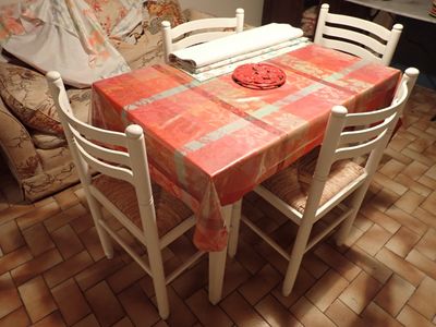 une table et des chaises dans une pièce recouverte d'une nappe rouge