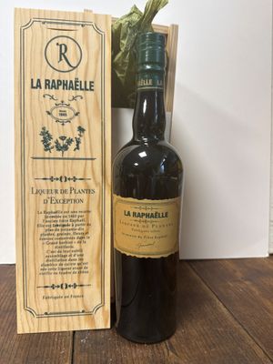 une caisse en bois posée sur une table, avec une bouteille de vin à côté