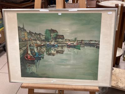 une image d'un tableau sur un chevalet dans une pièce