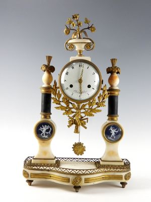 une horloge posée sur un socle