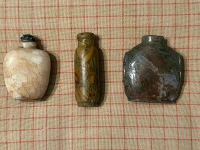 trois types de pierres différents posés sur une table