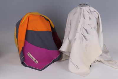 deux sacs posés l'un à côté de l'autre sur une table