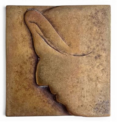 sculpture représentant une tête de lapin sur fond marron