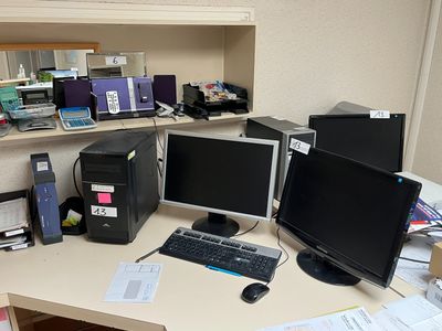 un bureau sur lequel se trouvent un écran d'ordinateur, un clavier, une souris et d'autres objets