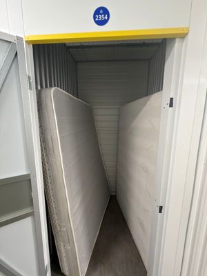 BOX composé de : 1 sommier + matelas 140cm + pieds.