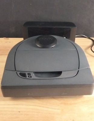 un petit robot posé sur une table