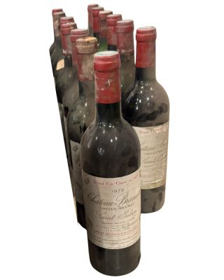 Plusieurs bouteilles de vin sont alignées sur un fond blanc