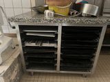 une photo d'une cuisine avec un plan de travail sur lequel sont posées plusieurs assiettes