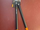 une paire de pinces noires et orange posées sur une table marron
