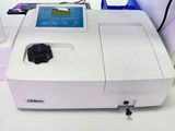 une machine posée sur une table dans une pièce