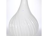 un vase blanc posé sur une table