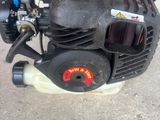 un petit moteur posé sur le sol